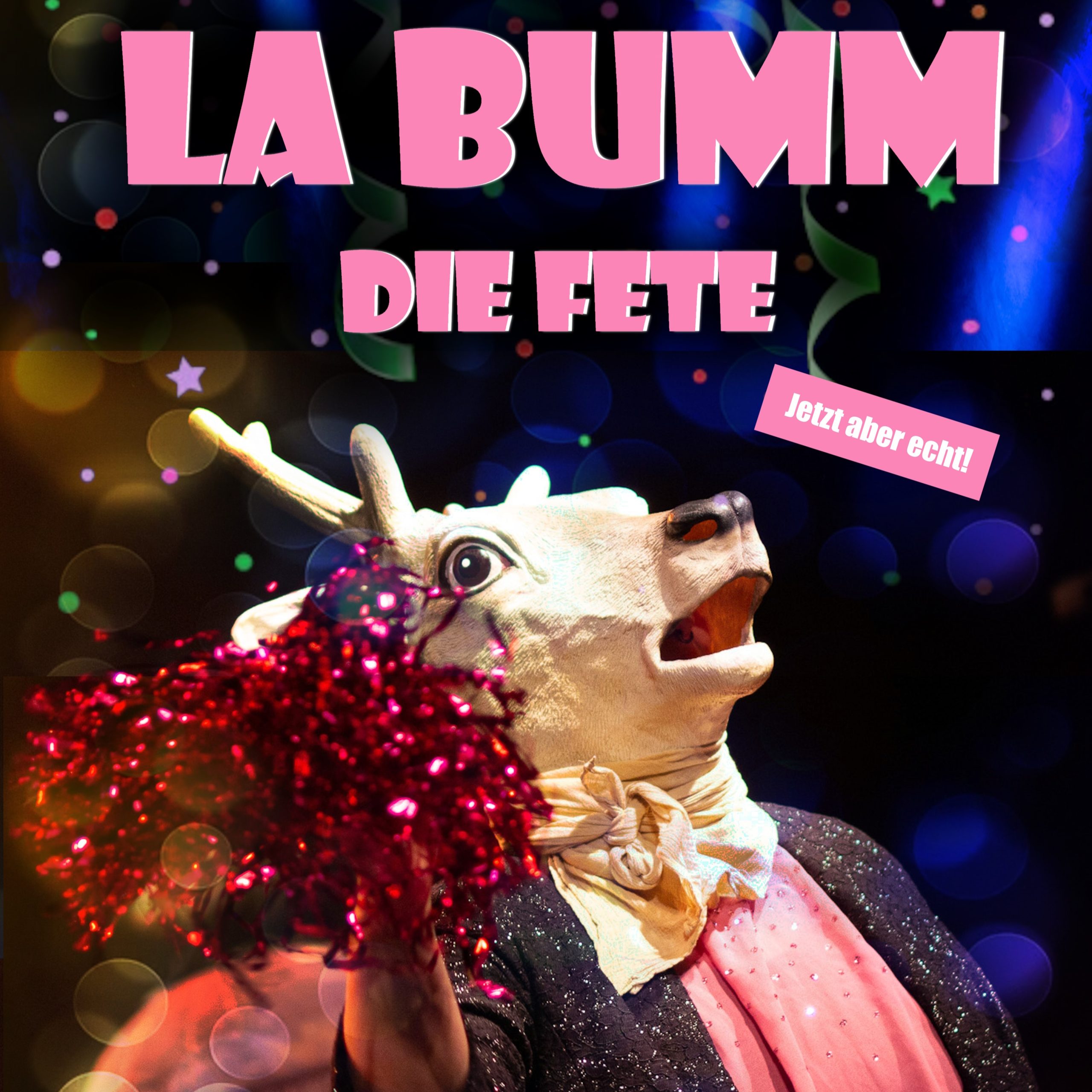 Plakat von La Bumm, die Fete. Eine Person mit Hirschmaske und Glitzerkleidung schaut nach oben. Der Mund der Maske ist geöffnet.
